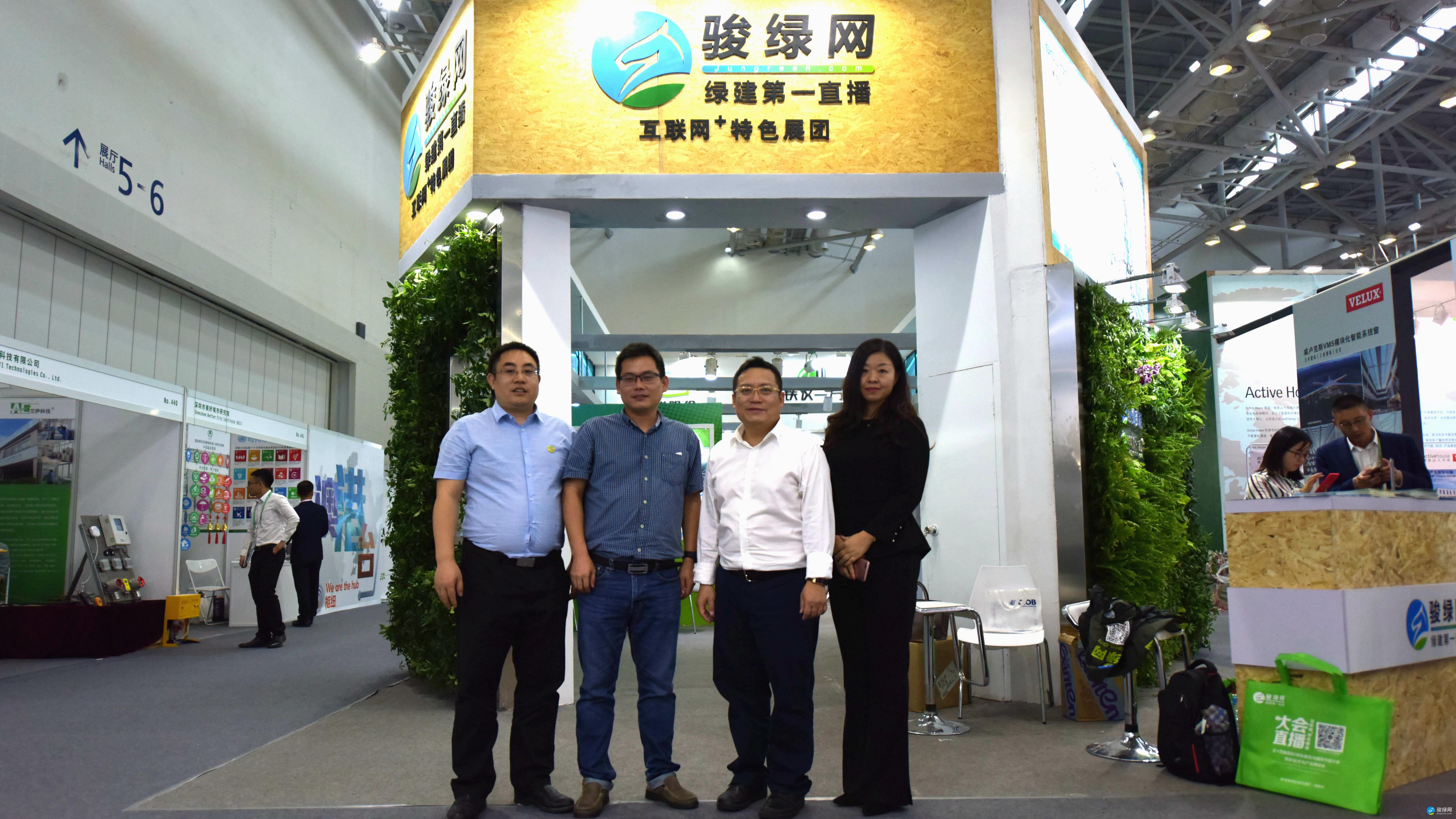 骏业建科高层与深圳市建设科技促进中心主任岑岩合影